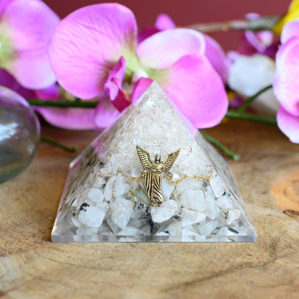 Orgonite Piramide Regenboog Maansteen/ Bergkristal – Engel – (70 mm)