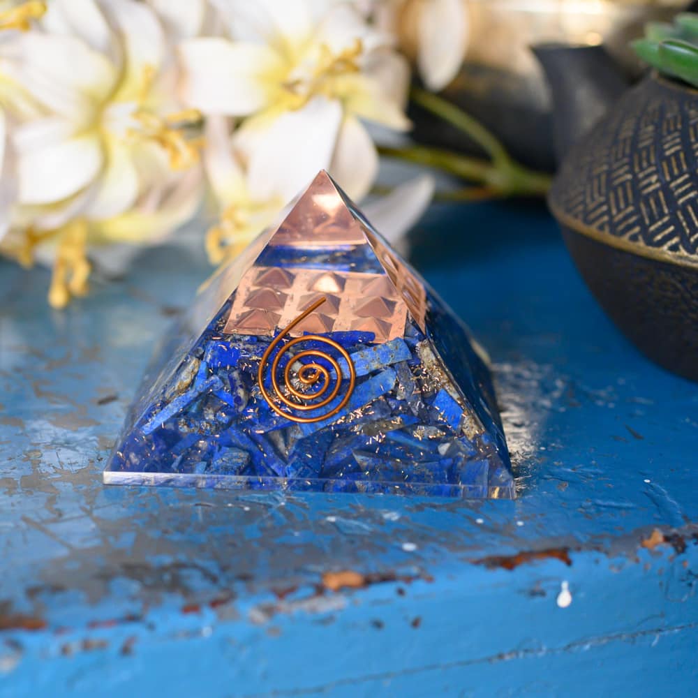 Orgonite Piramide Lapis Lazuli – Koperen Spiraal – (70 mm)