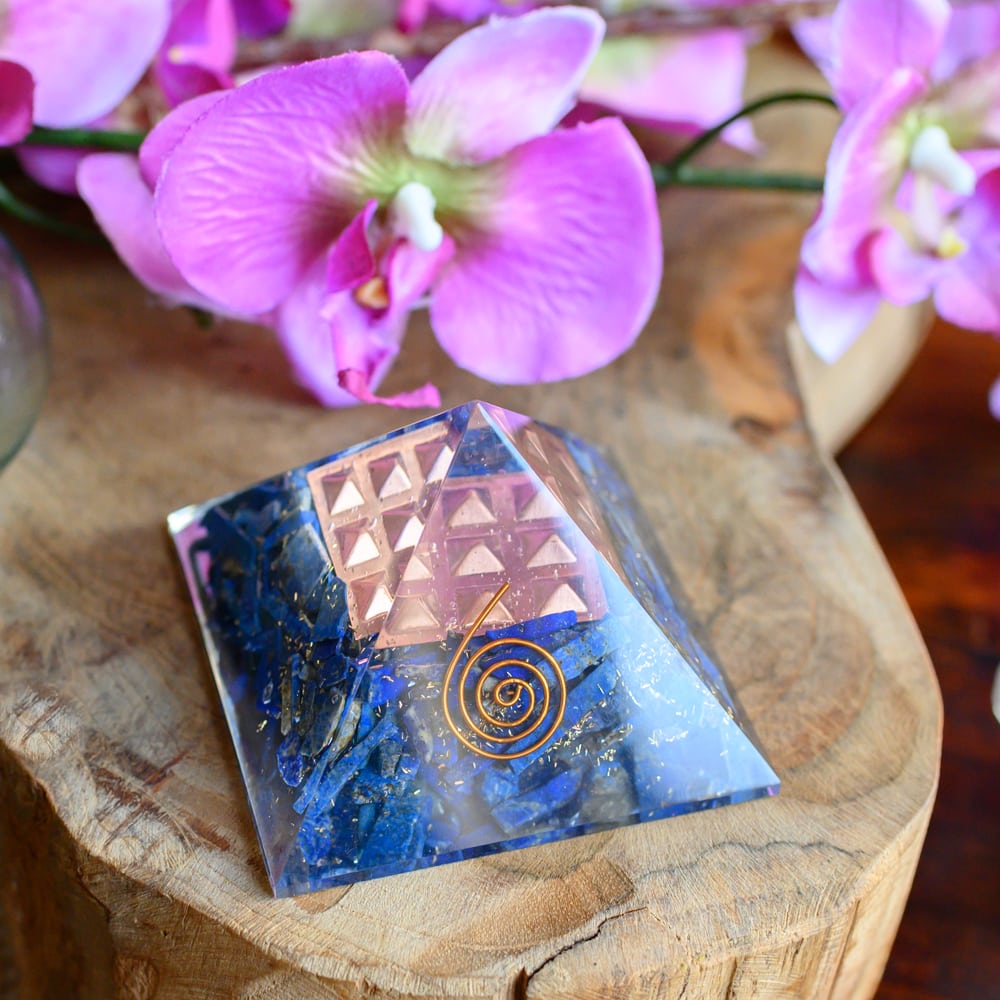 Orgonite Piramide Lapis Lazuli – Koperen Spiraal – (70 mm)