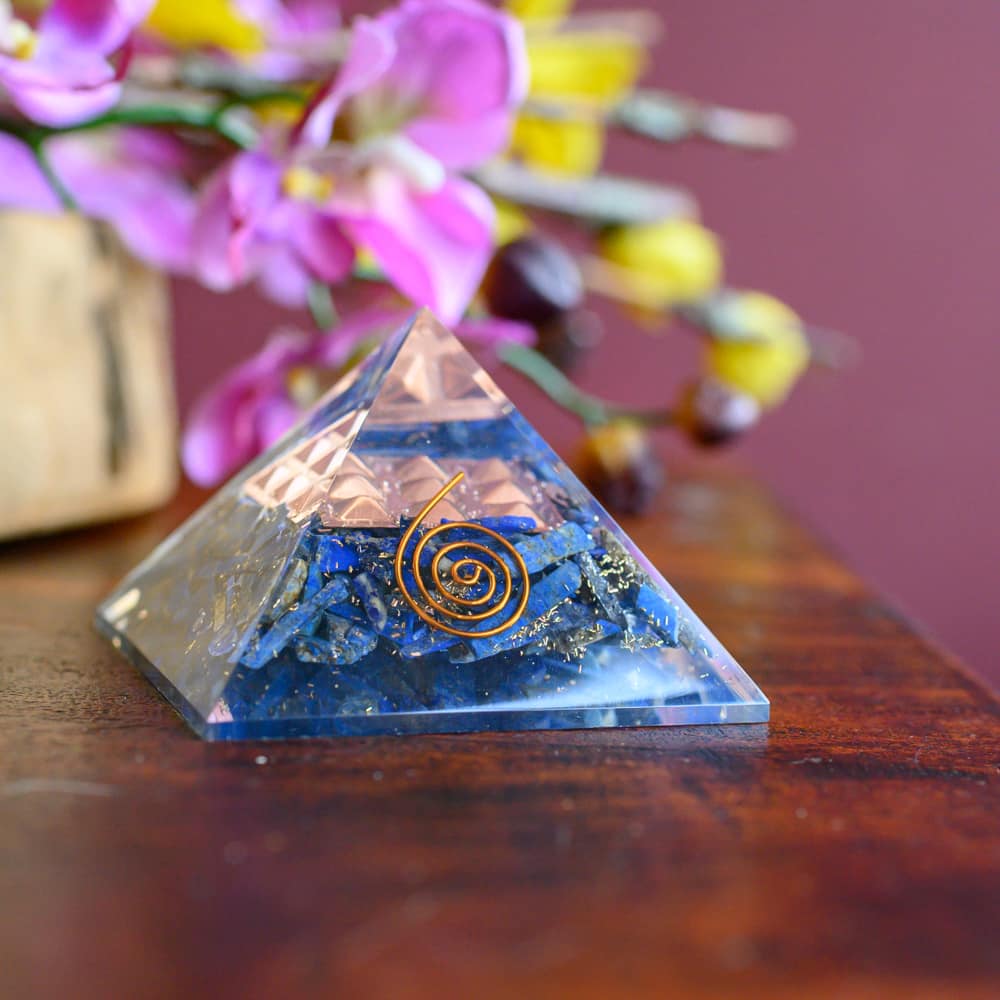 Orgonite Piramide Lapis Lazuli – Koperen Spiraal – (70 mm)