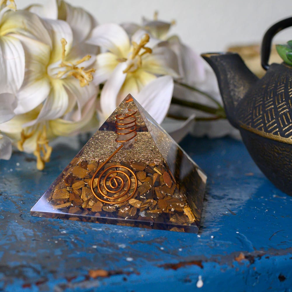 Orgonite Piramide Tijgeroog met Bergkristal Punt (70 mm)