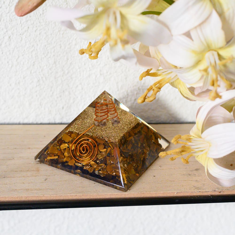Orgonite Piramide Tijgeroog met Bergkristal Punt (70 mm)