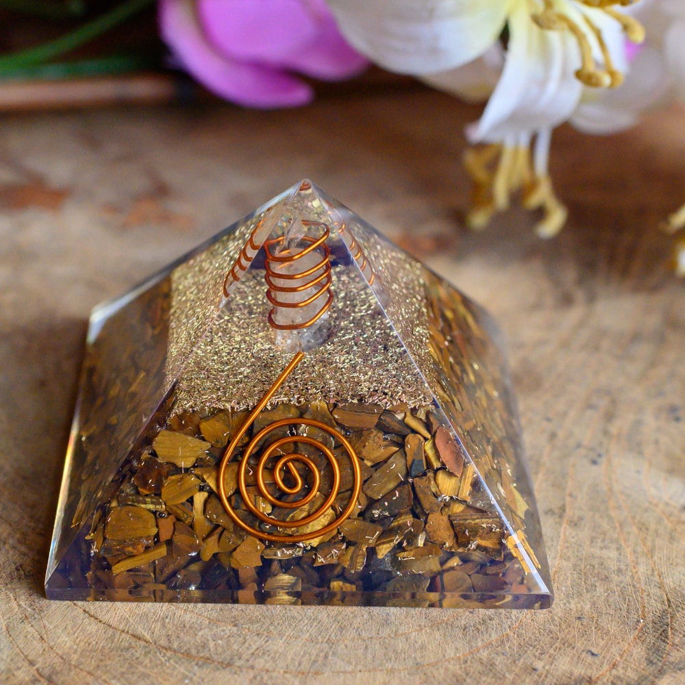 Orgonite Piramide Tijgeroog met Bergkristal Punt (70 mm)