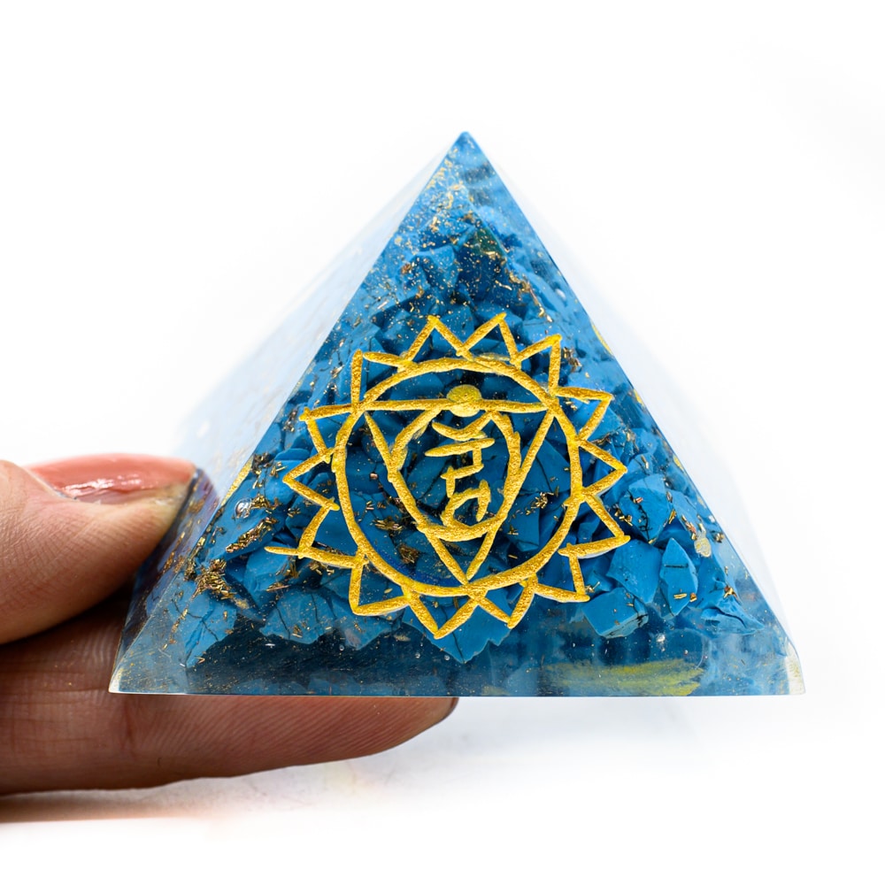 Orgonite Piramide Turkoois – Keelchakra – (40 mm)