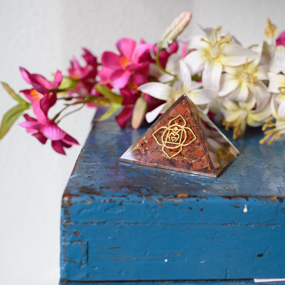 Orgonite Piramide Rode Jaspis – Basis Chakra – (70 mm)
