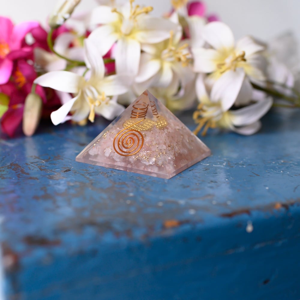 Orgonite Piramide Rozenkwarts – Flower of Life – (40 mm)