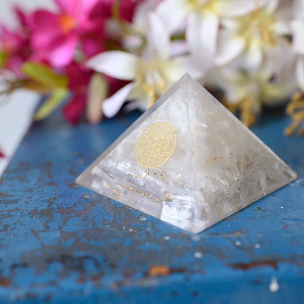 Orgonite Piramide Seleniet – Flower of Life – (70 mm)