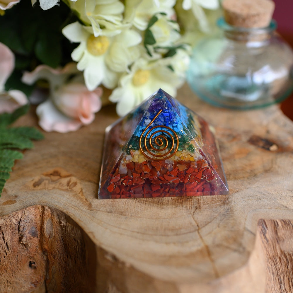 Orgonite Piramide 7 Chakra – Koperen Spiraal – (40 mm)
