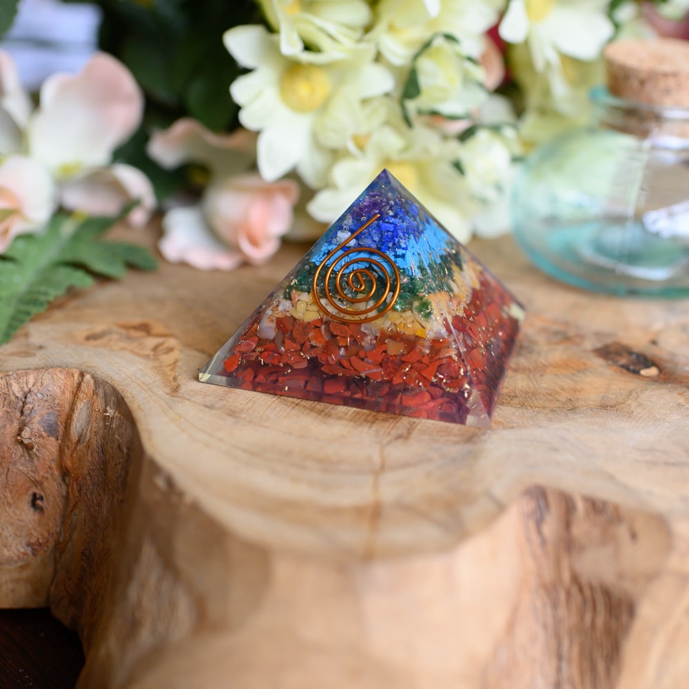 Orgonite Piramide 7 Chakra – Koperen Spiraal – (40 mm)