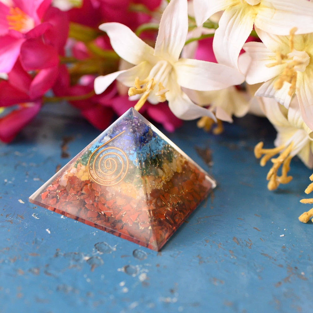Orgonite Piramide 7 Chakra – Koperen Spiraal – (40 mm)