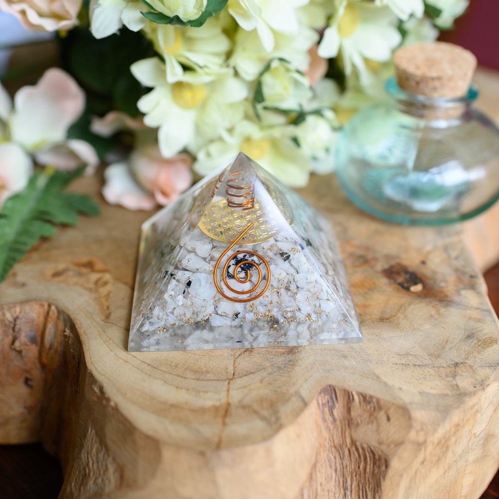 Orgonite Piramide Regenboog Maansteen – Flower of Life – (70 mm)