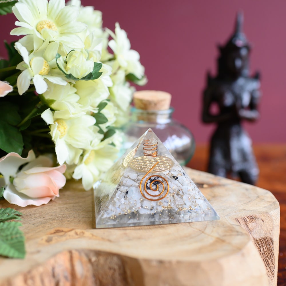 Orgonite Piramide Regenboog Maansteen – Flower of Life – (70 mm)