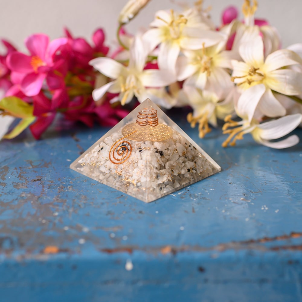 Orgonite Piramide Regenboog Maansteen – Flower of Life – (70 mm)