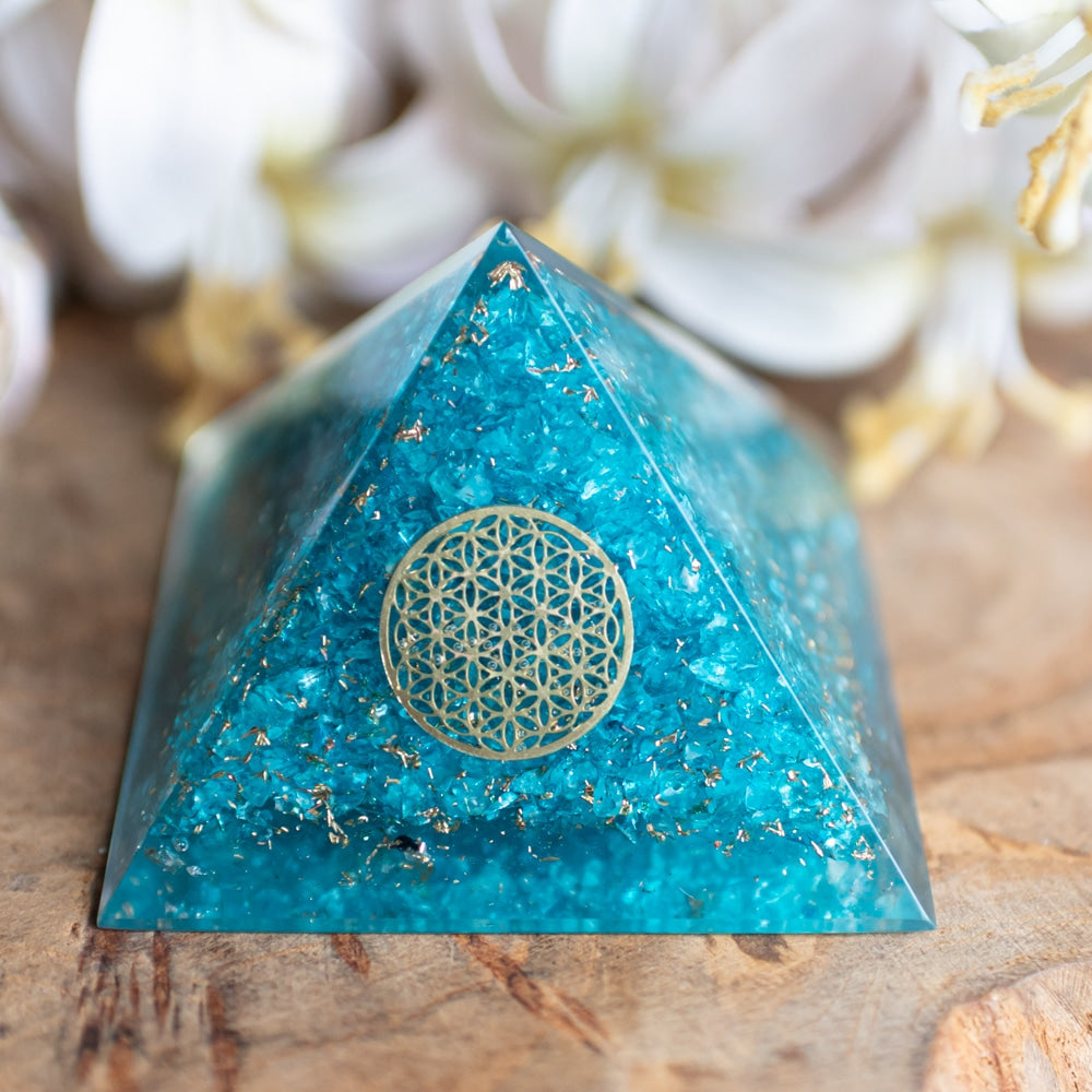 Orgonite Piramide Blauwe Topaas – Flower of Life – (70 mm)