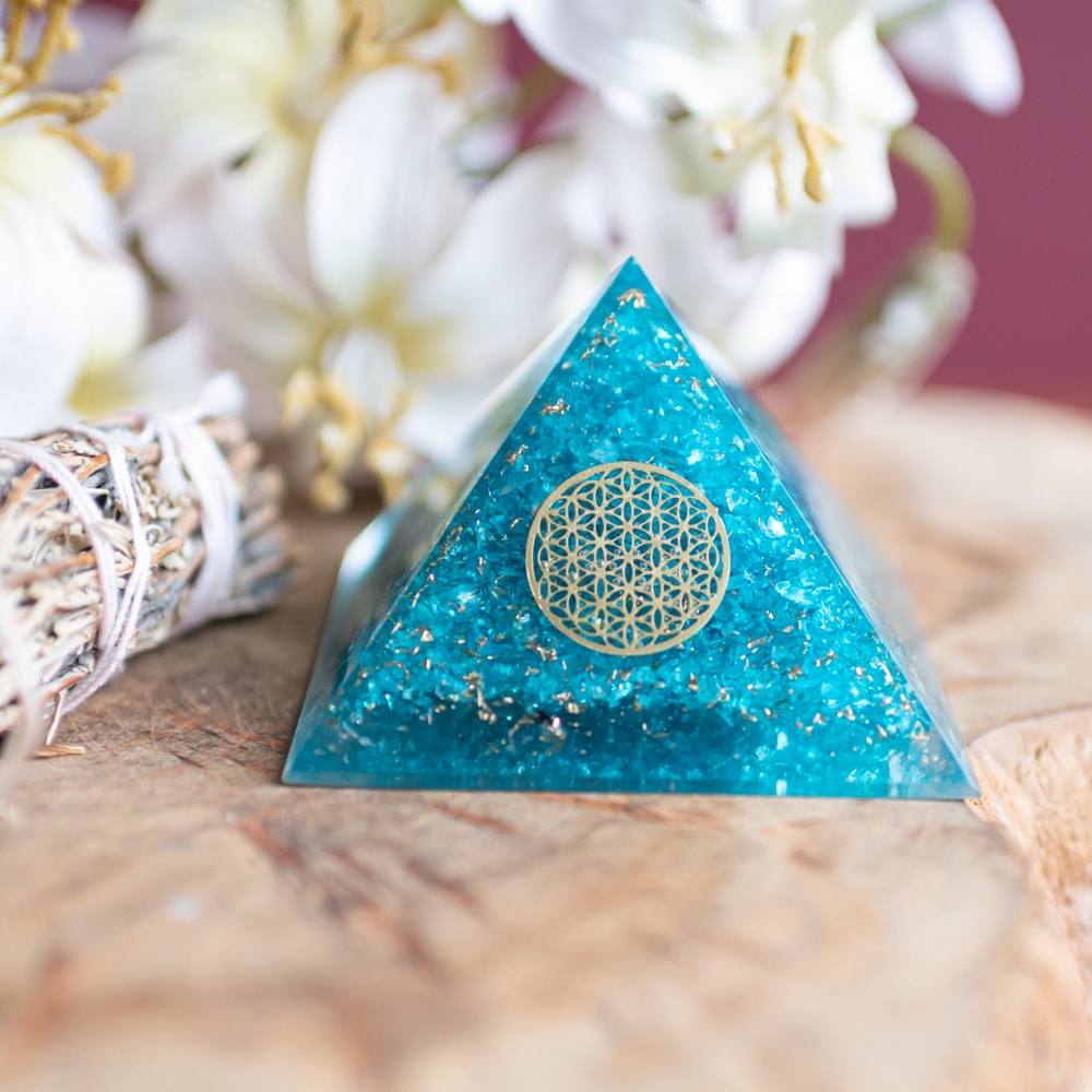 Orgonite Piramide Blauwe Topaas – Flower of Life – (70 mm)