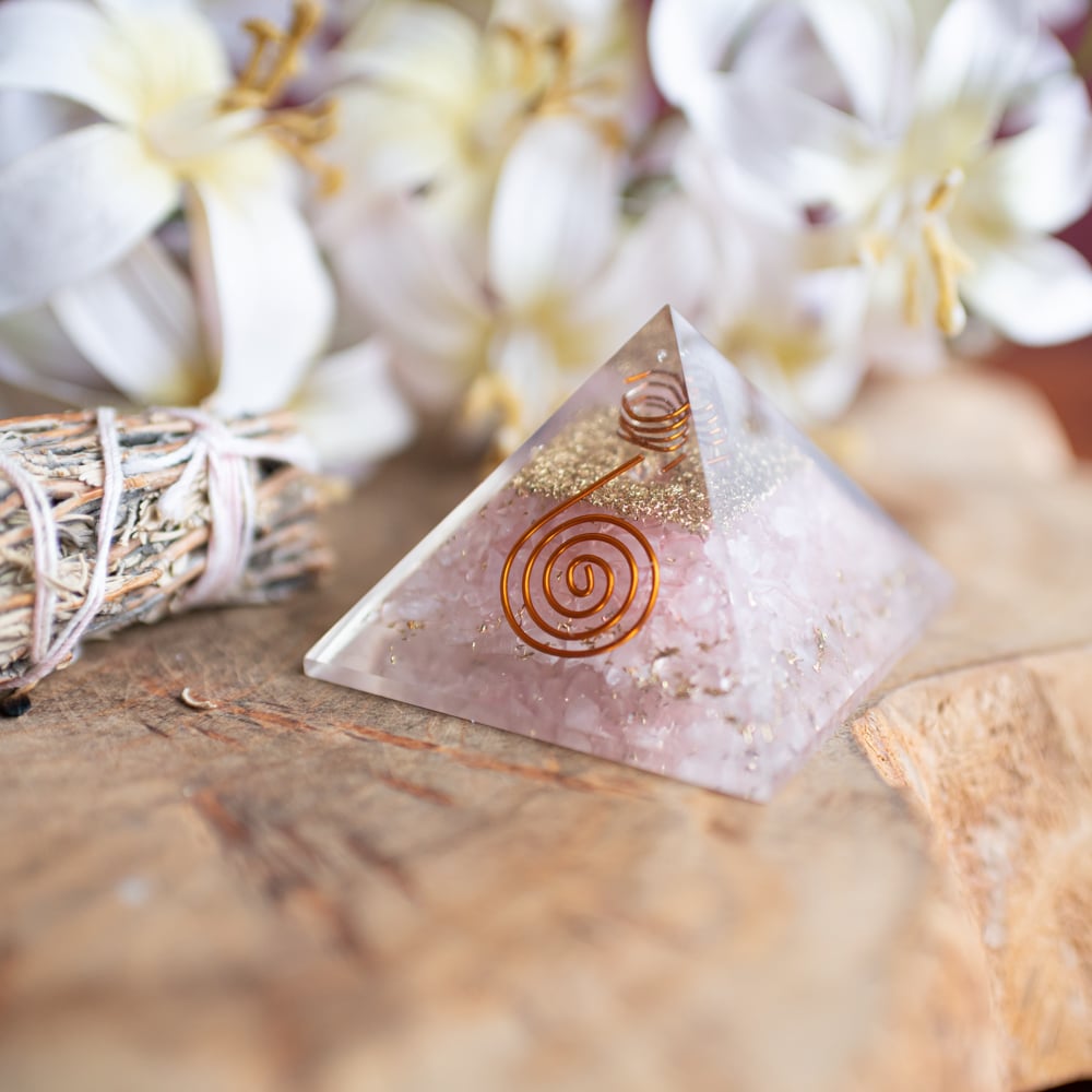 Orgonite Piramide Rozenkwarts – Koperen Spiraal – (40 mm)