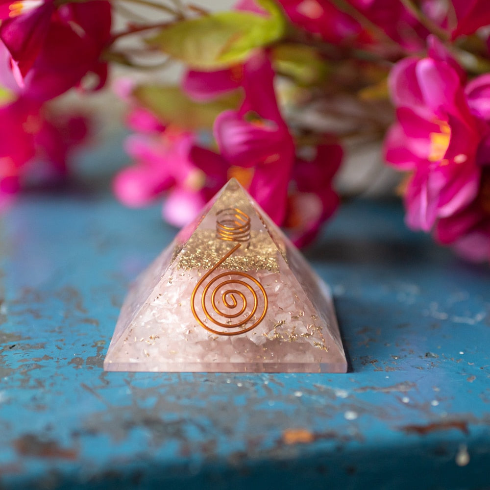 Orgonite Piramide Rozenkwarts – Koperen Spiraal – (40 mm)