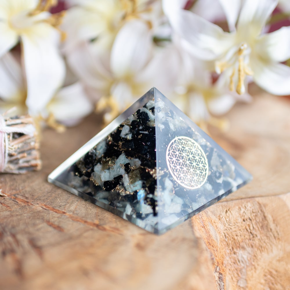 Orgonite Piramide Chrysocolla – Flower of Life – (40 mm)