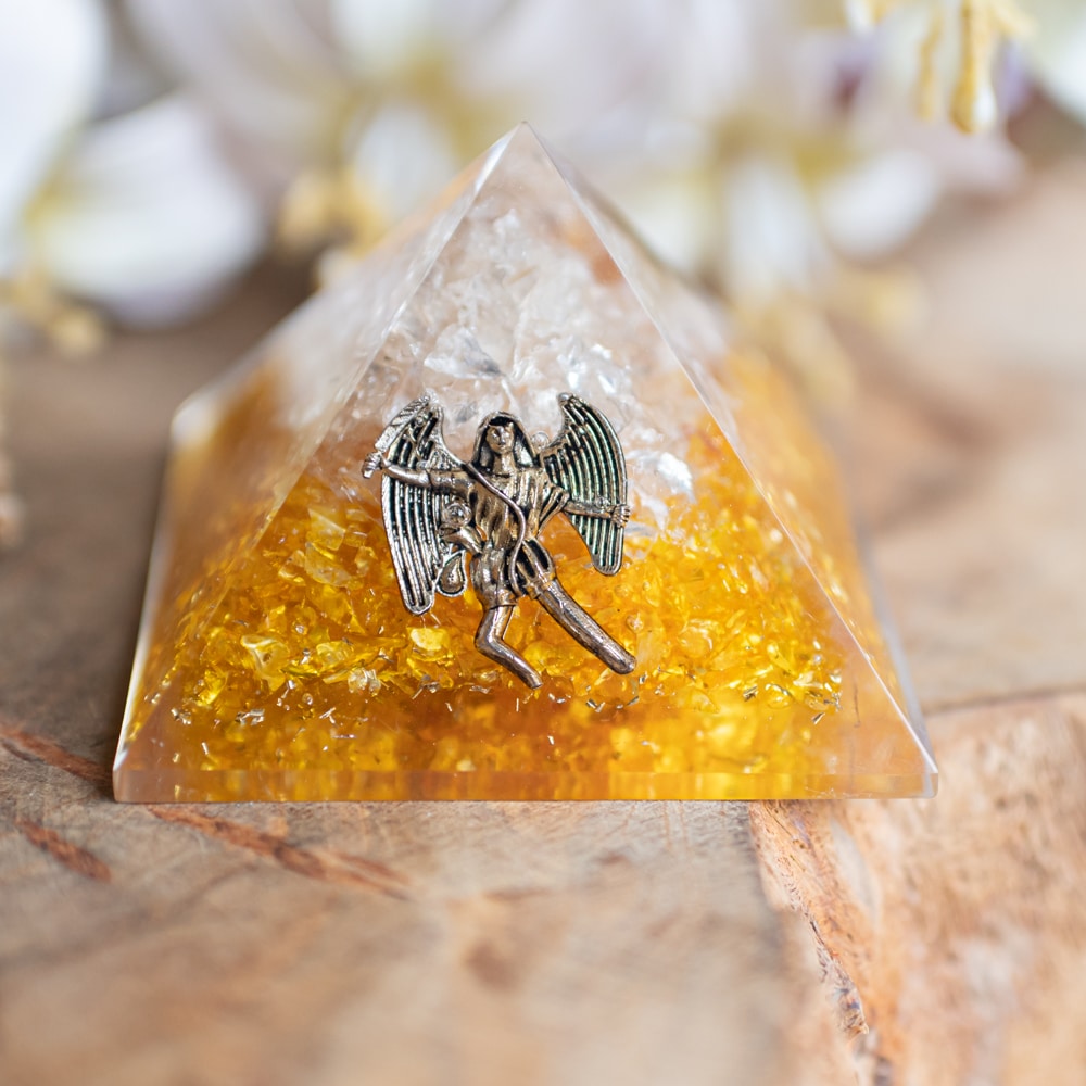 Orgonite Piramide Citrien  – Engel – (40 mm)