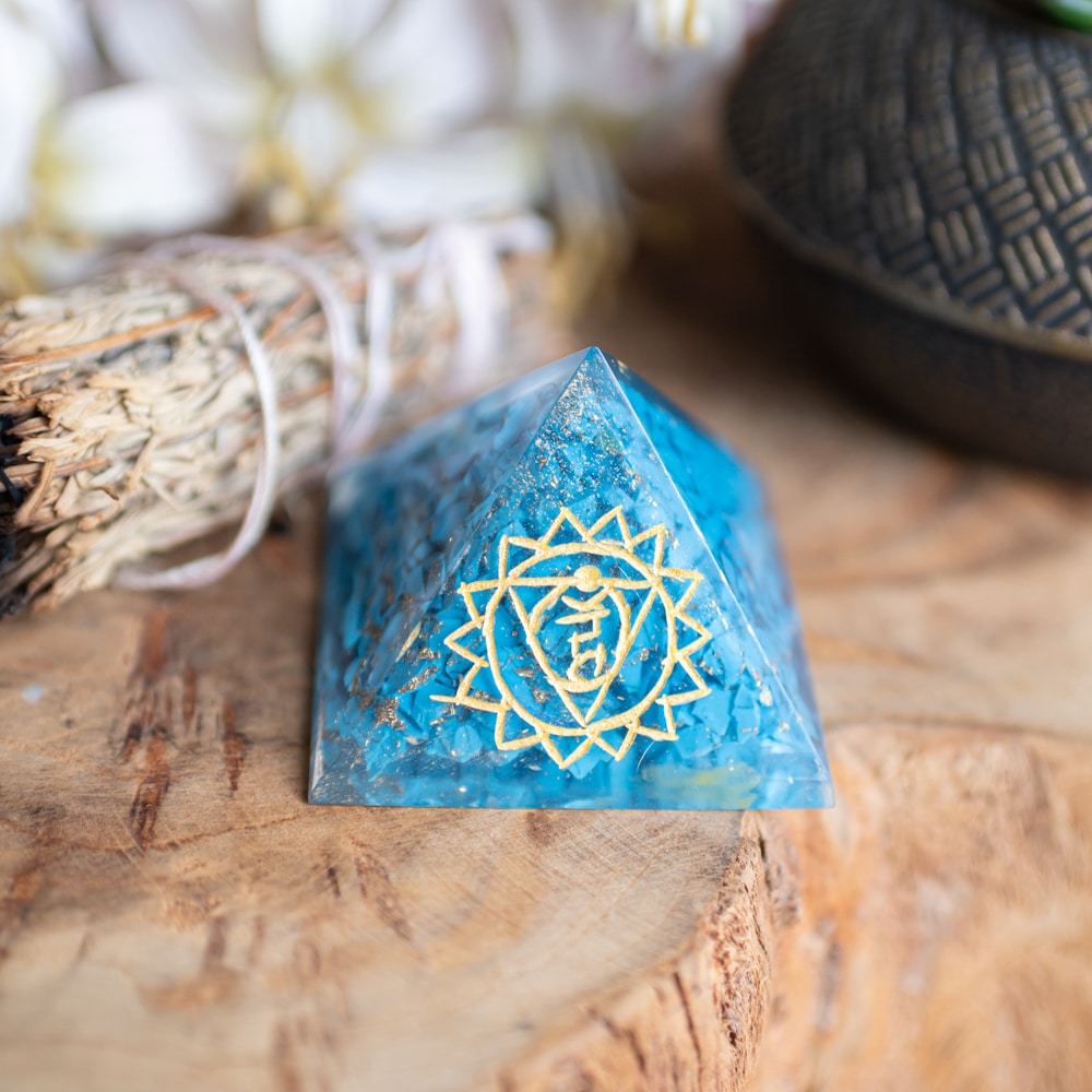 Orgonite Piramide Turkoois – Keelchakra – (40 mm)