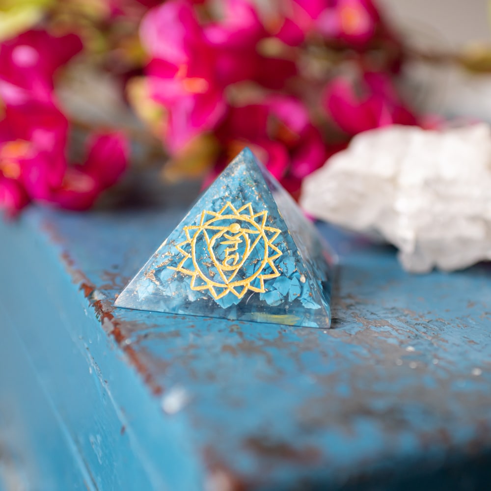 Orgonite Piramide Turkoois – Keelchakra – (40 mm)