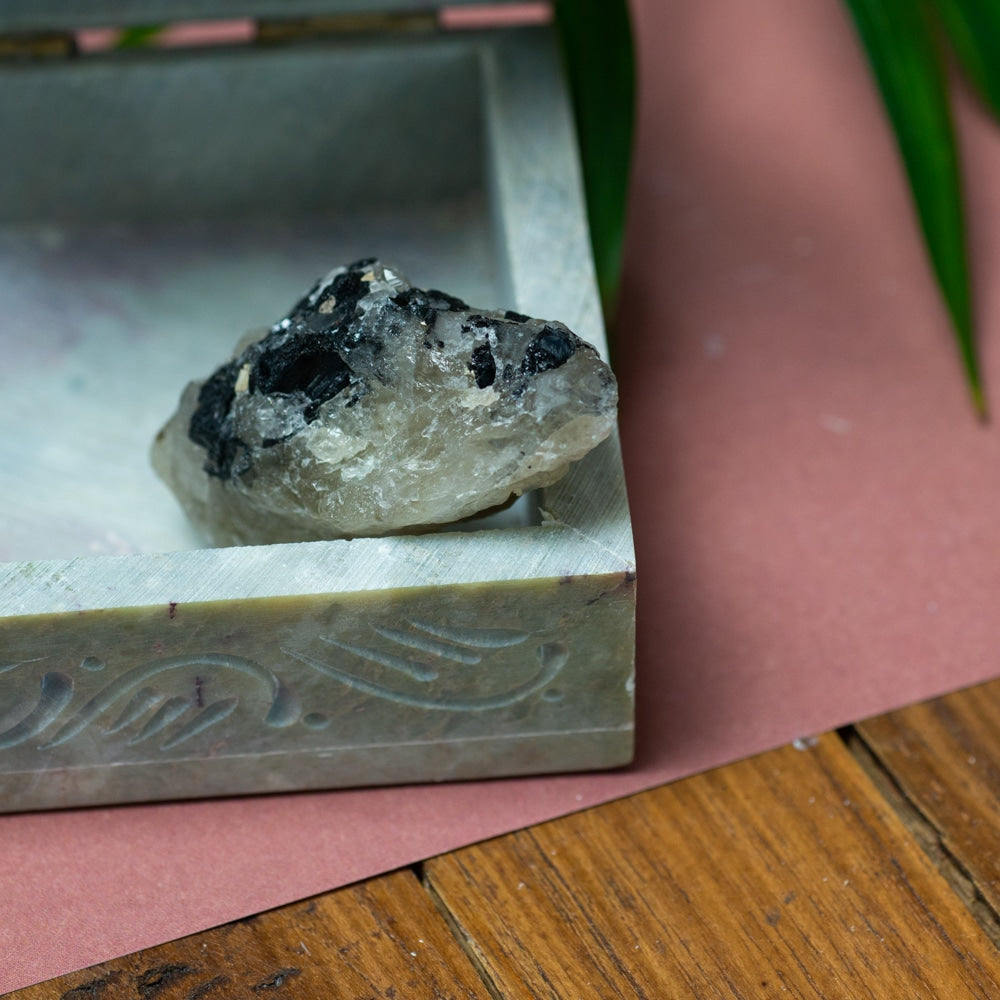 Ruwe Zwarte Toermalijn in Matrix Edelsteen 20 – 40 mm