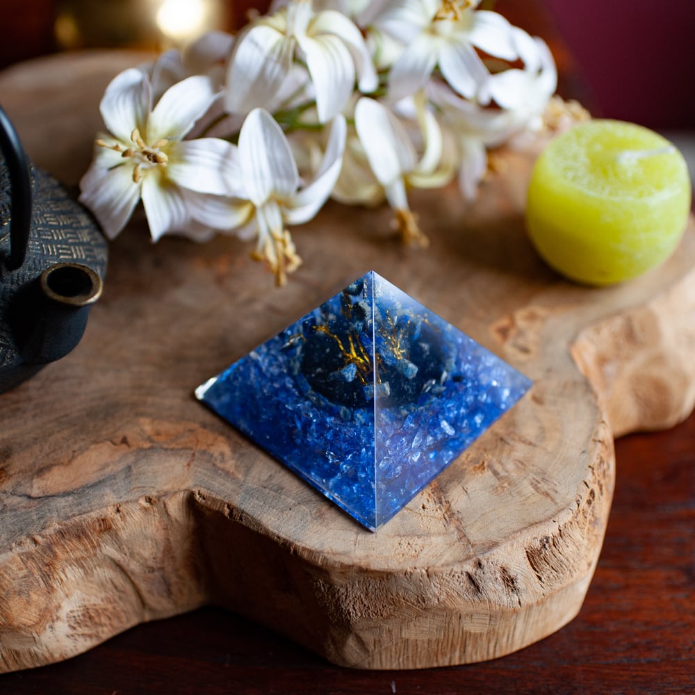 Orgonite Piramide Lapis Lazuli – Edelsteenboompje – (80 mm)