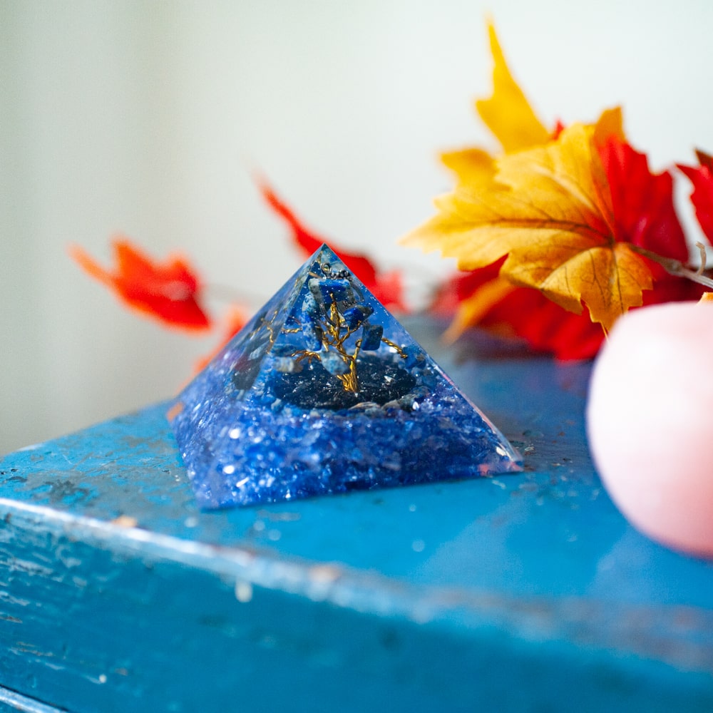 Orgonite Piramide Lapis Lazuli – Edelsteenboompje – (80 mm)