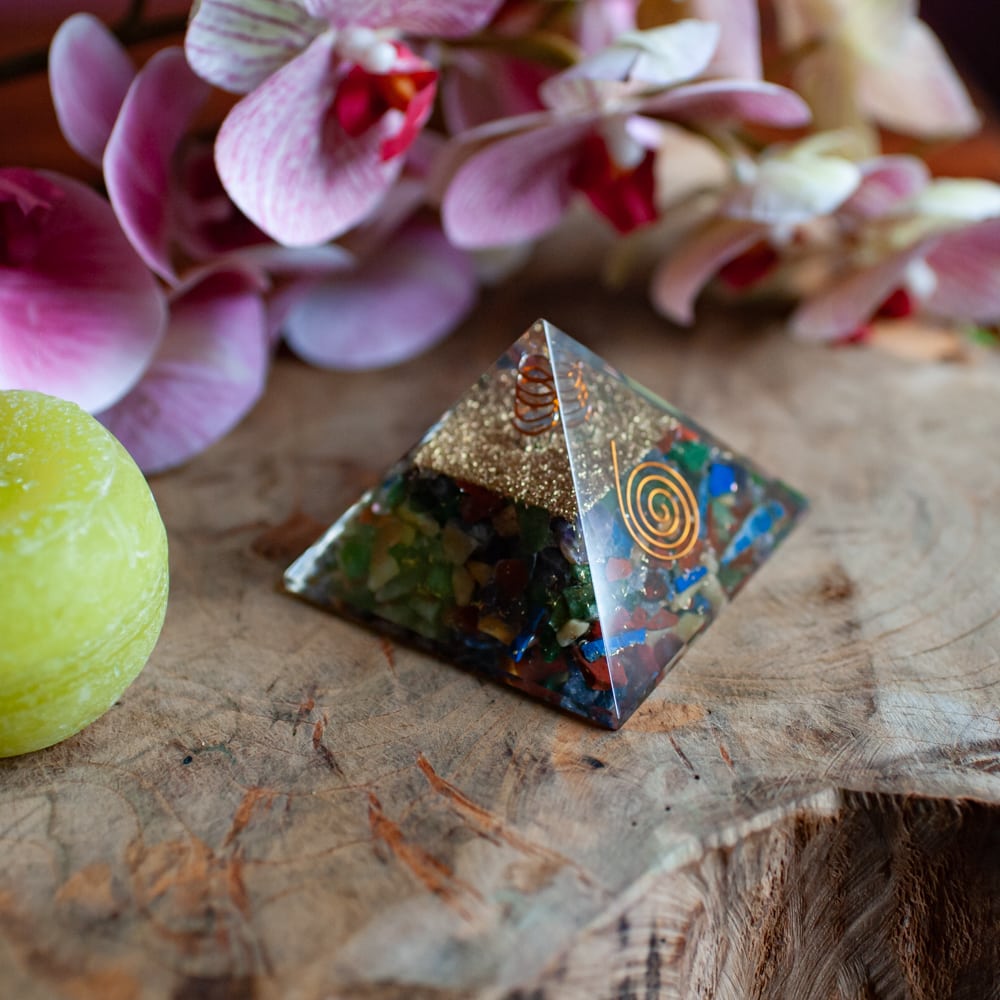 Orgonite Piramide Chakra met Bergkristal Punt (70 mm)