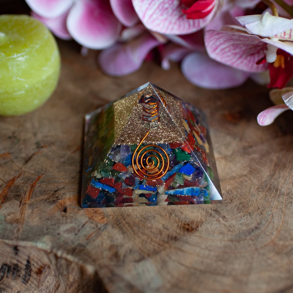 Orgonite Piramide Chakra met Bergkristal Punt (70 mm)