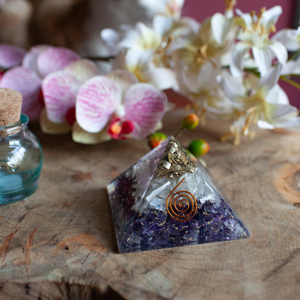 Orgonite Piramide Amethist/ Seleniet (70 mm)