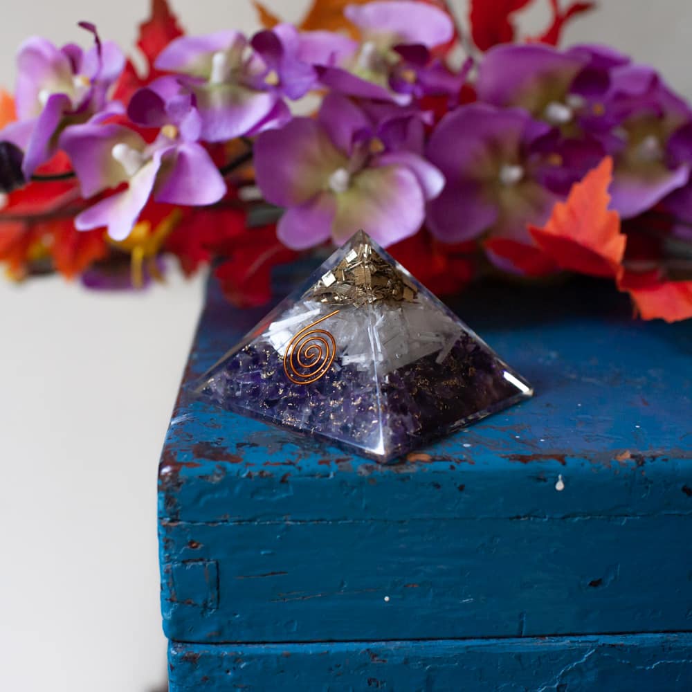 Orgonite Piramide Amethist/ Seleniet (70 mm)