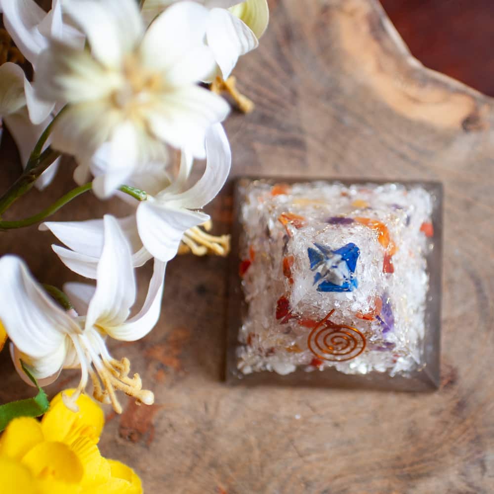 Orgonite Piramide Chakra (70 mm)