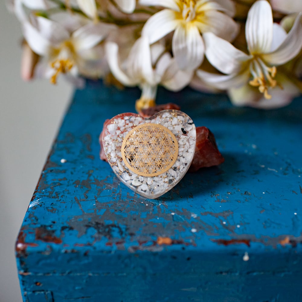 Orgoniet Hart Maansteen met Koperen Flower of Life