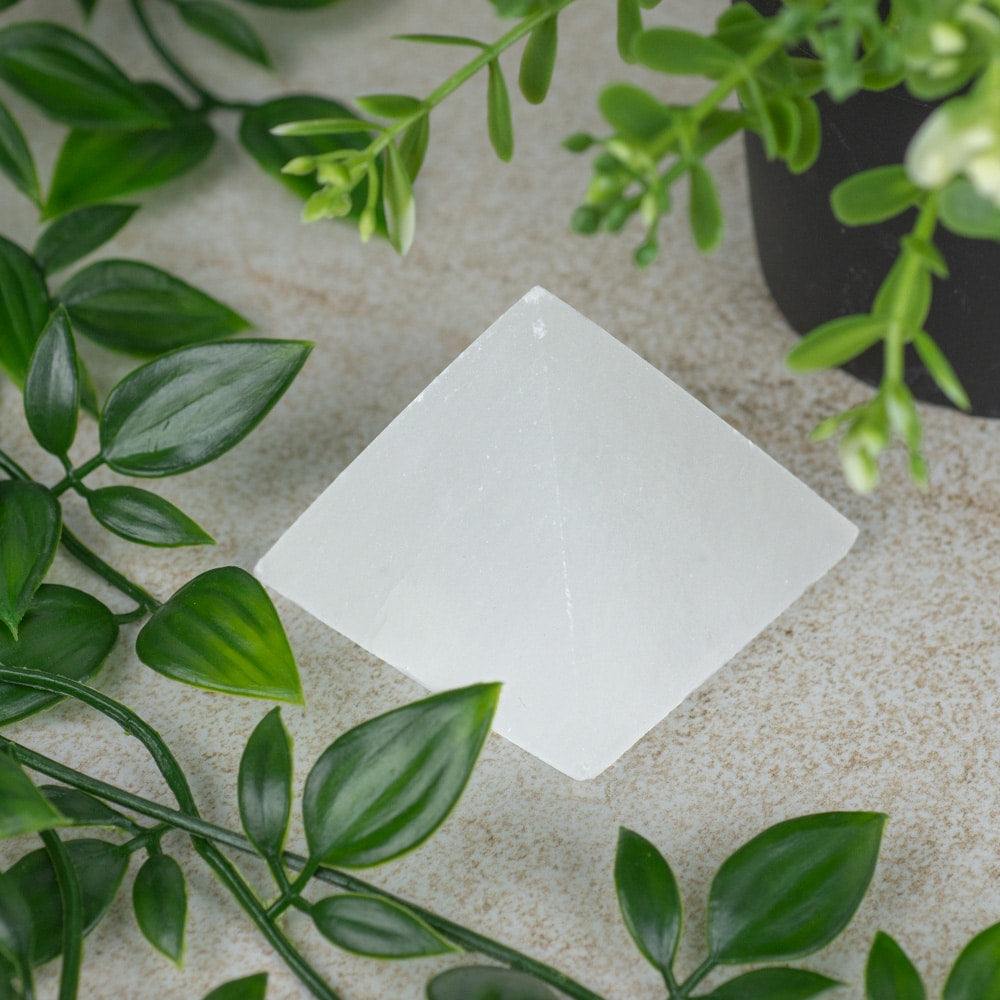 Edelsteen Piramide Seleniet – 5 cm