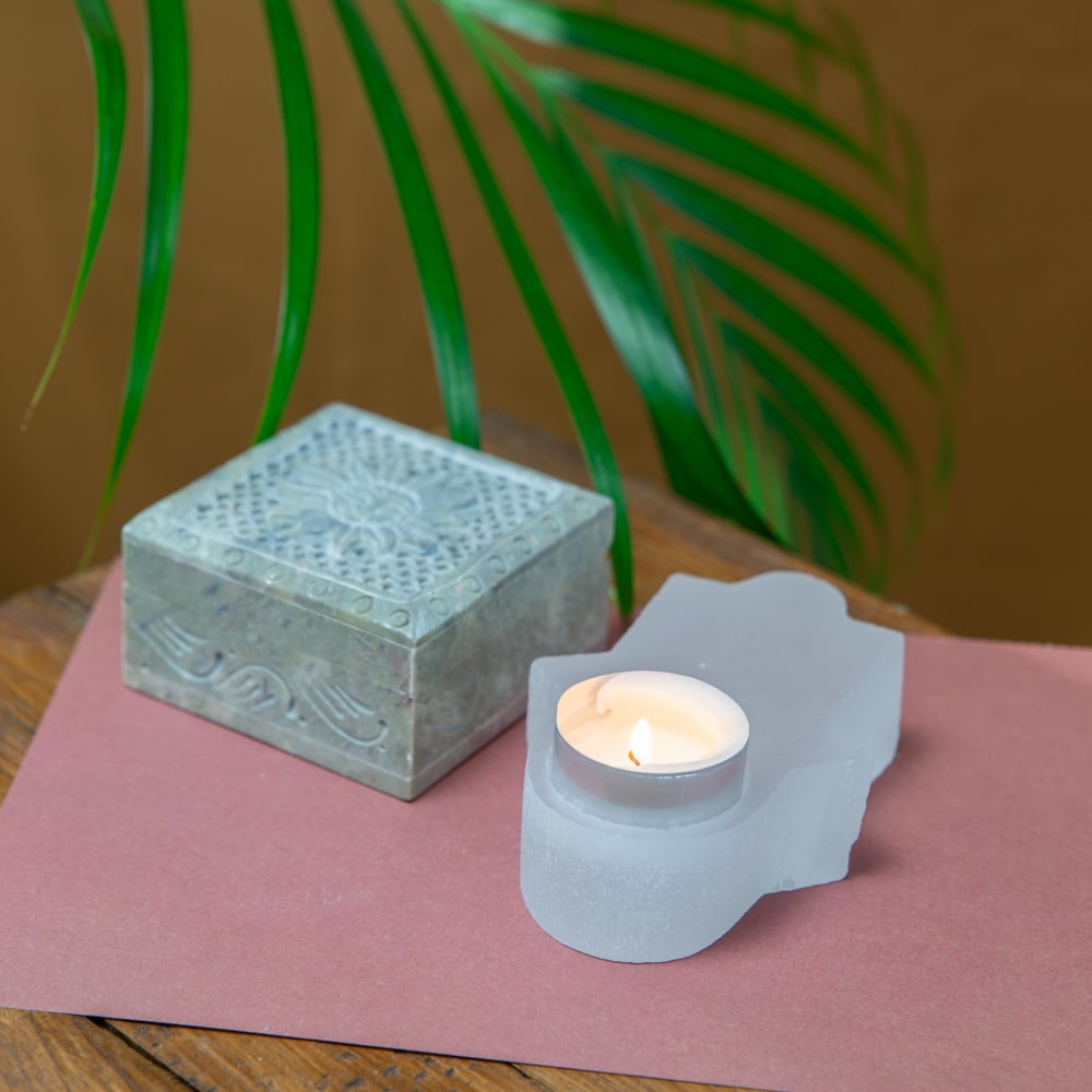 Waxinelichthouder Edelsteen Seleniet Hamsa Hand ca 350 gram