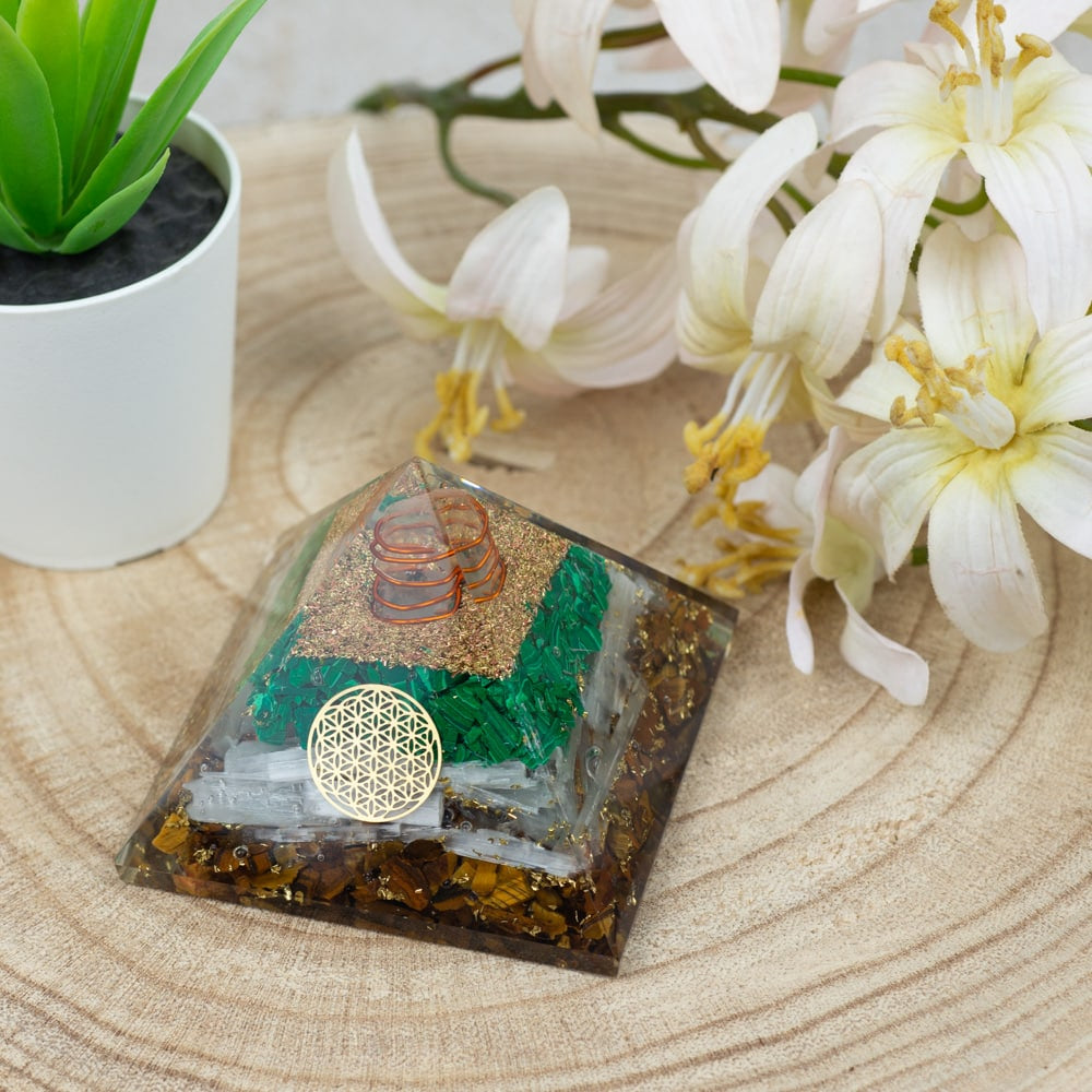 Orgonite Piramide Malachiet Seleniet & Tijgeroog – Flower of Life (70 mm)