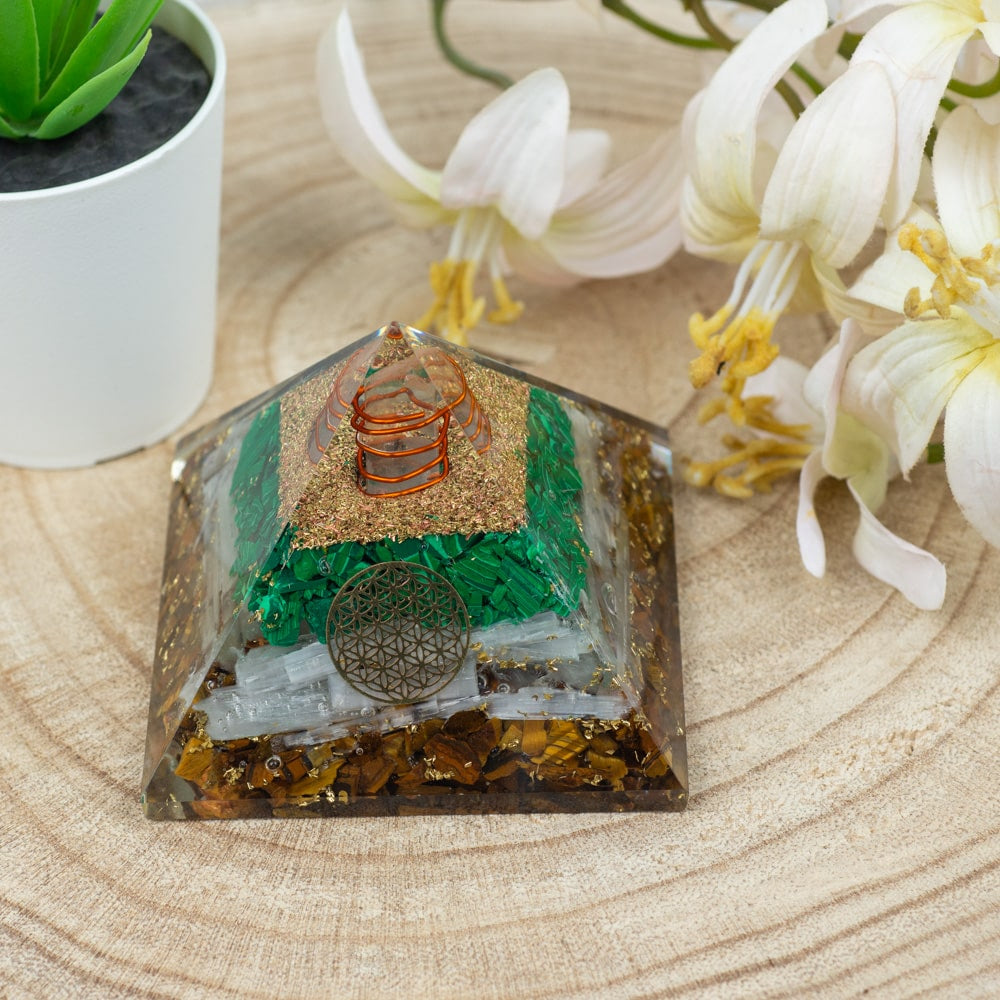 Orgonite Piramide Malachiet Seleniet & Tijgeroog – Flower of Life (70 mm)