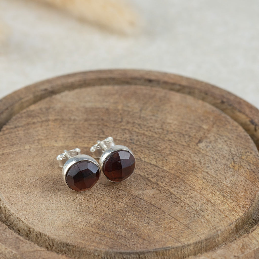 Geboortesteen Oorstekers Januari Luxe Facet Granaat – 925 Zilver