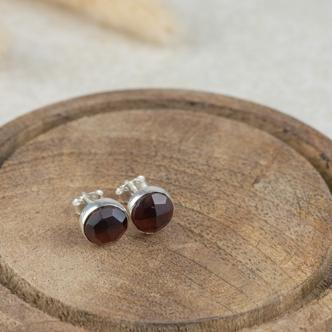 Geboortesteen Oorstekers Januari Luxe Facet Granaat – 925 Zilver