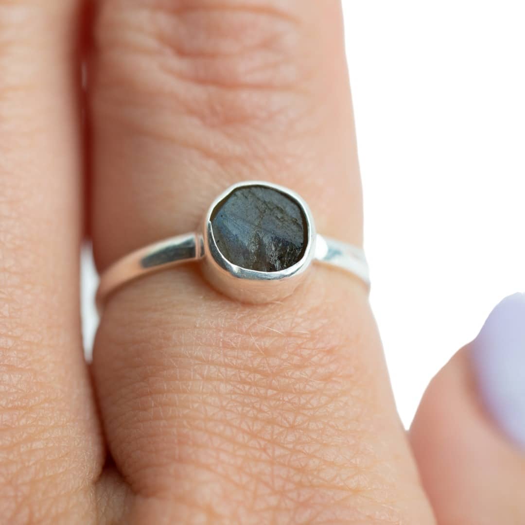 Edelsteen Ring Ruwe Labradoriet – 925 Zilver