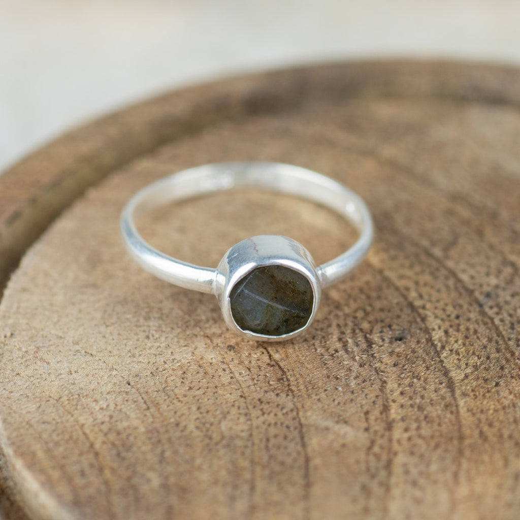 Edelsteen Ring Ruwe Labradoriet – 925 Zilver