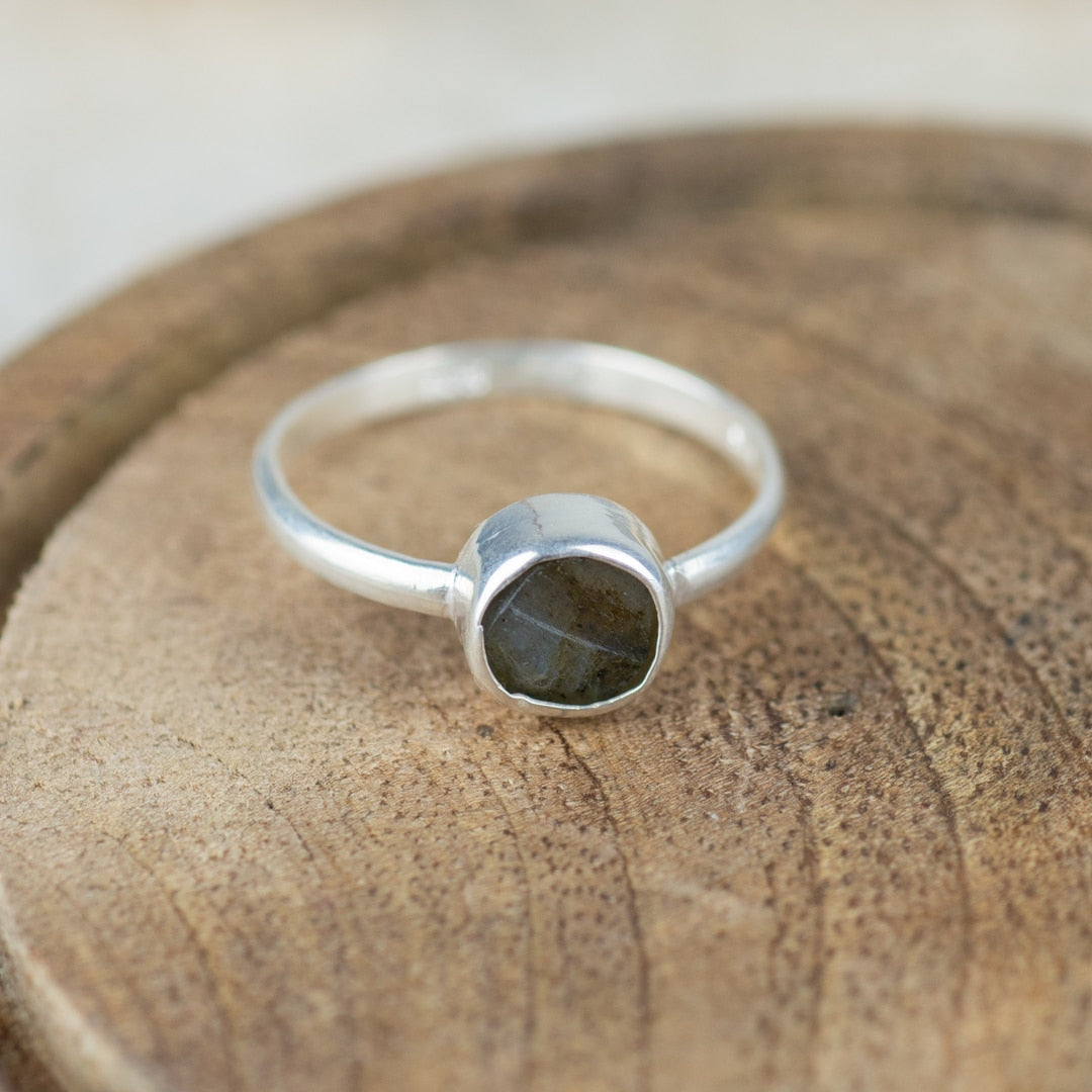 Edelsteen Ring Ruwe Labradoriet – 925 Zilver