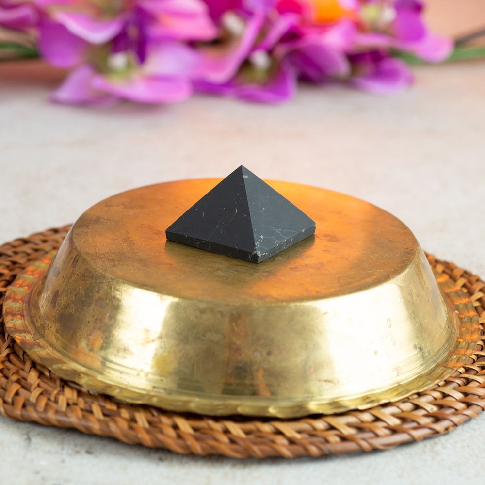 Edelsteen Piramide Shungiet Ongepolijst – 30 mm