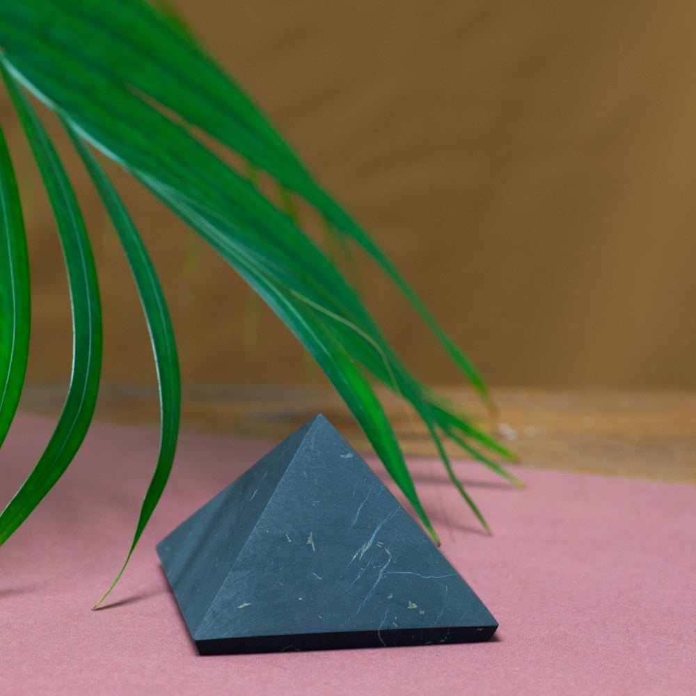 Edelsteen Piramide Shungiet Ongepolijst – 50 mm