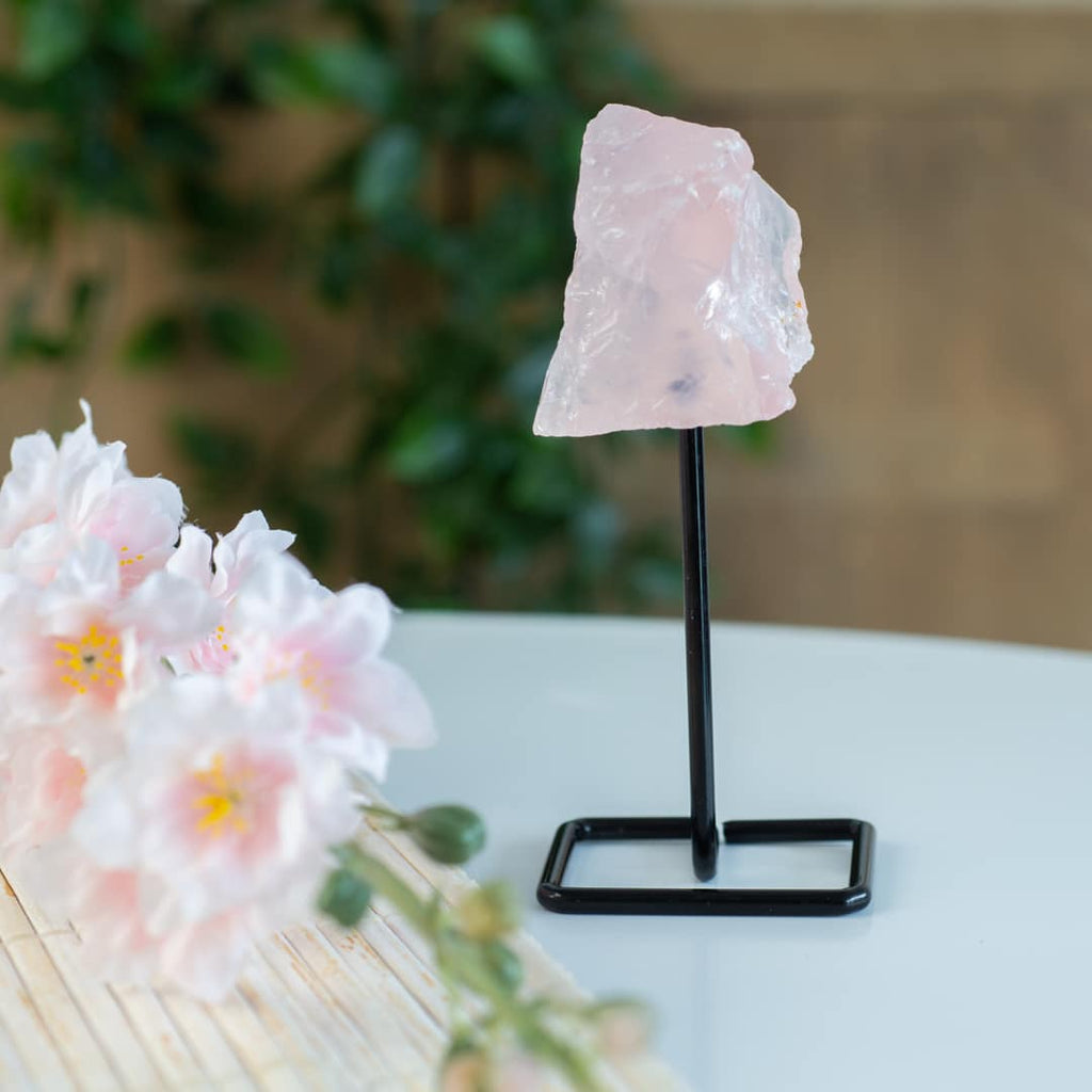 Ruwe Edelsteen Rozenkwarts op Metalen Standaard voor Liefde (12 cm)