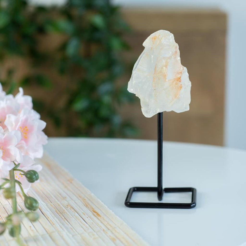 Ruwe Edelsteen Bergkristal op Metalen Standaard voor Zuivering (12 cm)