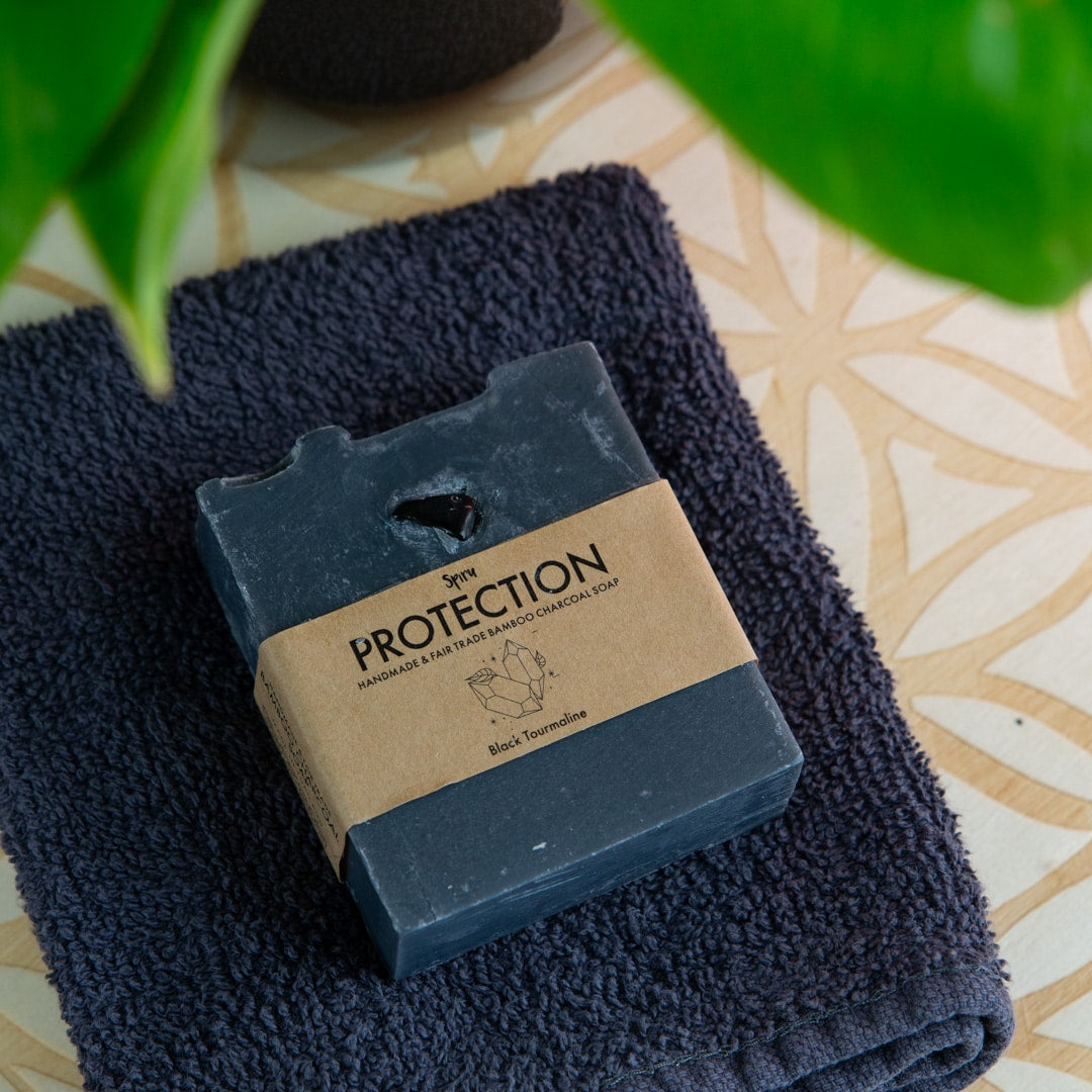 Spiru Fair Trade Edelsteen Zeep – Bamboe-Houtskool & Zwarte Toermalijn – Bescherming (100 gram)