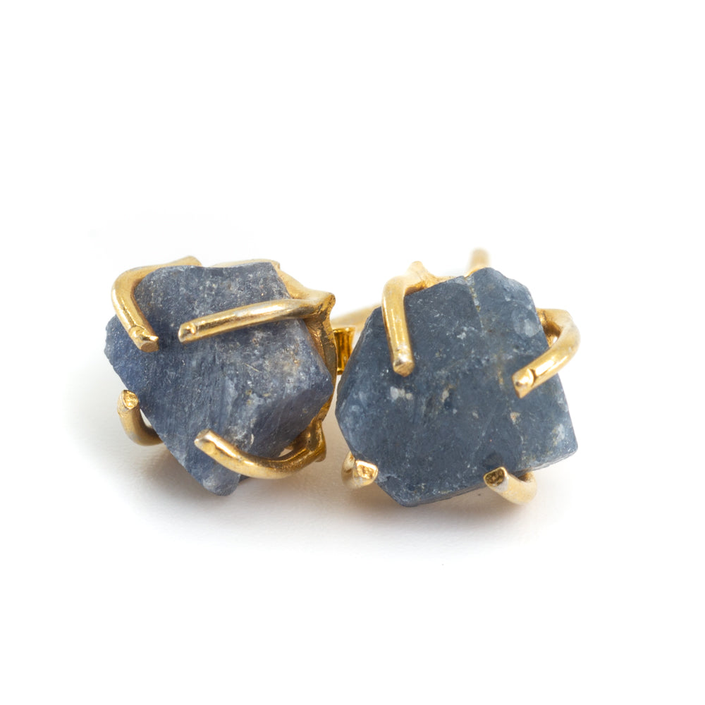 Edelsteen Oorstekers Ruwe Saffier – 925 Zilver & Verguld