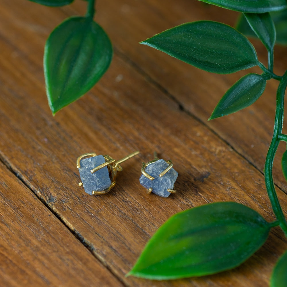 Edelsteen Oorstekers Ruwe Saffier – 925 Zilver & Verguld
